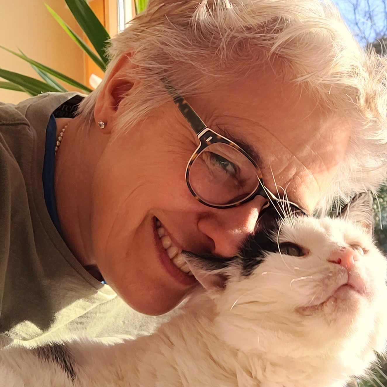 Portrait mit Katze Monika Merz für Internetseite LRDR